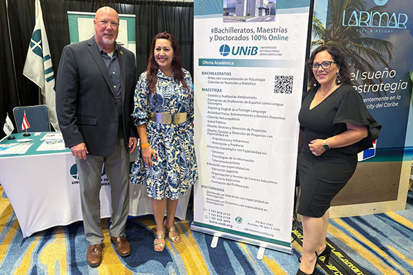 De izquierda a derecha: Mike Steigerwald, administrador municipal de Kissimmi, Florida (USA), Dra. Carol Morales, rectora UNIB y Jackie Espinosa, alcaldesa Kissimmee, Florida (USA)